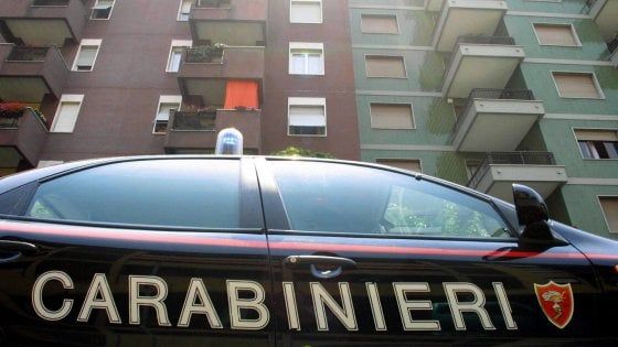 Firenze, agli arresti domiciliari ex calciante minaccia la madre con un taglierino 