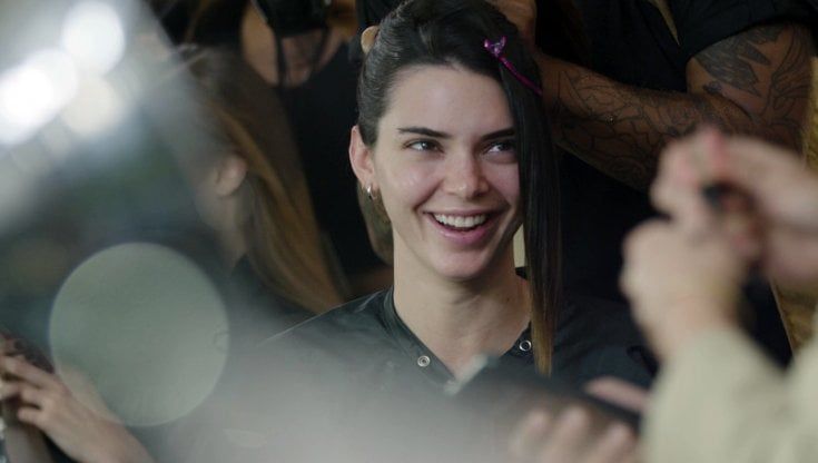 Dietro le quinte della sfilata di Michael Kors: le top model tra make up e acconciatura