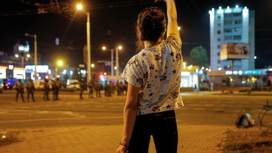 A Minsk violenza e sangue dopo le presidenziali farsa: “Non ci ruberanno il voto”. L’oppositrice Tikhanovskaja fugge in Lituania