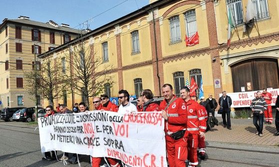 Croce Rossa, protesta dei lavoratori contro la "privatizzazione"