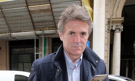 Telecom ai dirigenti: "Benzina fai-da-te per risparmiare" 