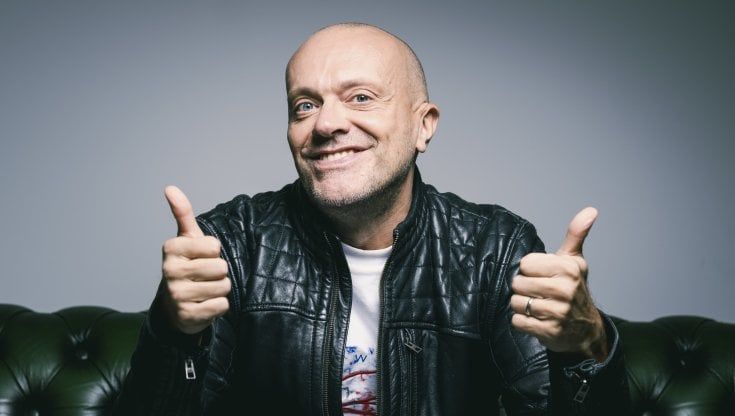 Max Pezzali, un tuffo negli anni 90: "Perché oggi il futuro non è più quello di una volta"