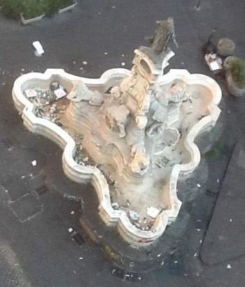 La saga della fontana di "Monteoliveto": appena ripulita e di nuovo trasformata in discarica