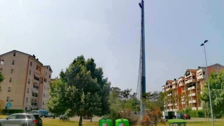 Via passo della Cisa, l'antenna è montata. Ironia del comitato: "Una cartolina green da Parma"