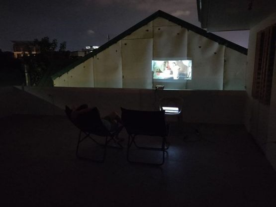 Coronavirus, le facciate dei palazzi diventano lo schermo dei film: è il #CinemaDaCasa di Alice nella Città
