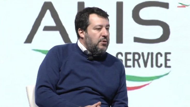 Caro benzina, Salvini: "Ora un esposto in procura. Serve mezzo miliardo per ridurre accise e Iva sul carburante"