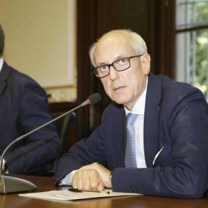 Nozze gay, il prefetto chiede a Pisapia gli atti sulle&nbsp; trascrizioni. Renzi: "Faremo una legge"