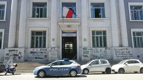 Bari, furto di pc nella scuola che era rimasta chiusa per il G7. I prof: "Siamo stupiti, la zona era blindata"