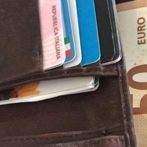 Insegnante trova portafoglio con 300 euro a Bologna e lo consegna alla polizia