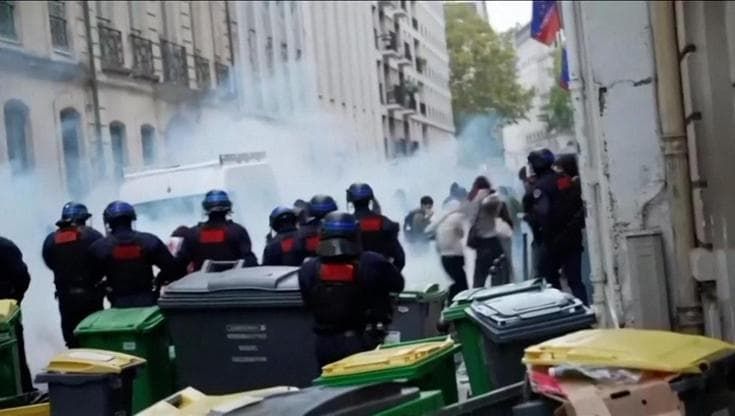 Parigi, tensioni alla protesta degli studenti in Boulevard Saint-Germain: la polizia usa lacrimogeni