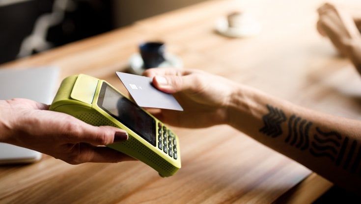 Carte di credito: materie plastiche al bando in favore di materiali più sostenibili