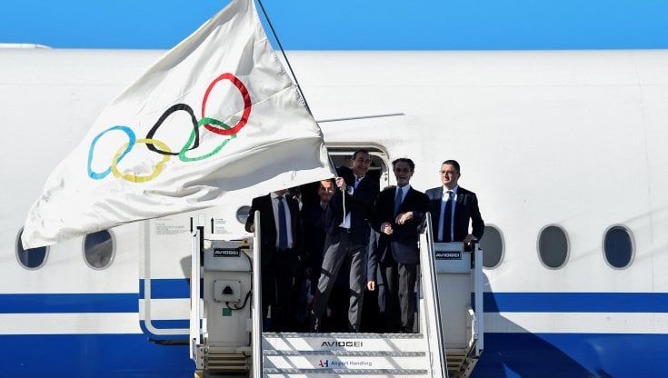 Olimpiadi Milano-Cortina, il sindaco Sala sventola la bandiera atterrata a Malpensa: "Ora al lavoro con rispetto e lealtà"