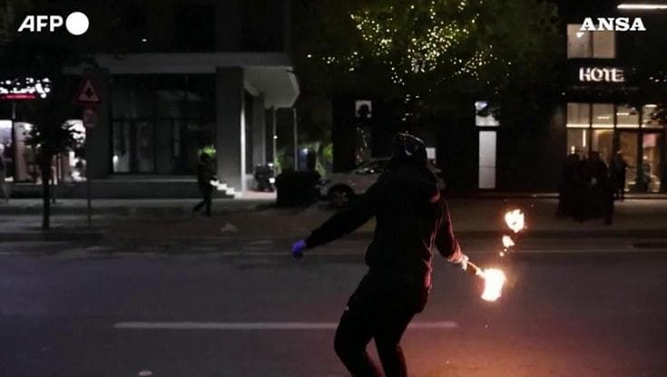Albania, scontri a Tirana: manifestanti lanciano molotov e incendiano cassonetti