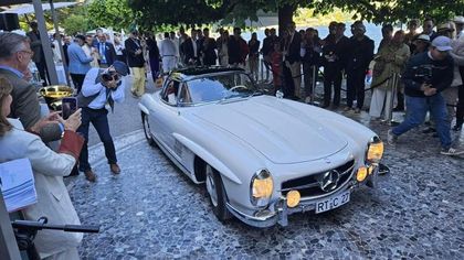 La Coppa d’oro del Concorso d’eleganza Villa d’Este a una Mercedes SL 300 del 1963