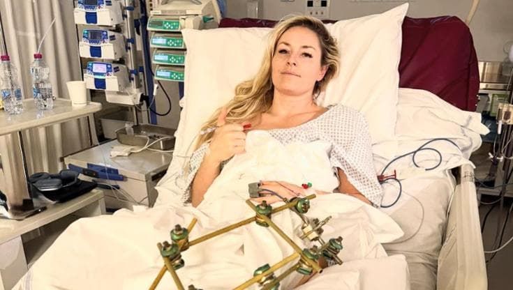 Lindsey Vonn, le prime immagini dall’ospedale dopo il terzo intervento: “Grazie per il vostro amore”