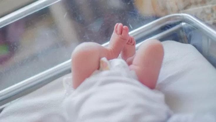 “C’è neonato in strada” ma lui è il papà, la madre ha partorito in casa a 16 anni: Mattia sta bene