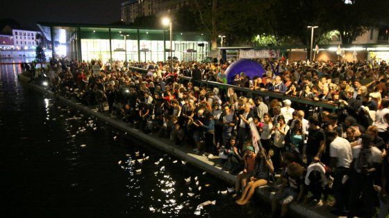 Milano, in 10mila alla marcia degli scalzi: centinaia di barchette di carta nel Naviglio