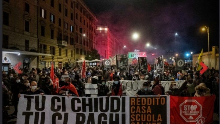 Reddito, sanità, scuola, disuguaglianze: movimenti e reti sociali in corteo fino a piazza del Popolo 