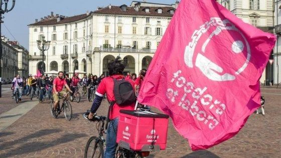 I "rider" di Torino contro Foodora, mercoledì la sentenza: "Tutti in piazza, comunque vada"