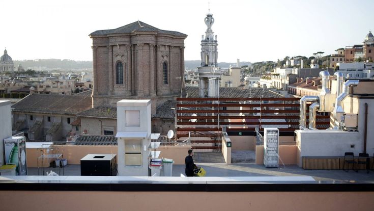 Lite sulla Rinascente, il ministro Savona in causa col suo governo
