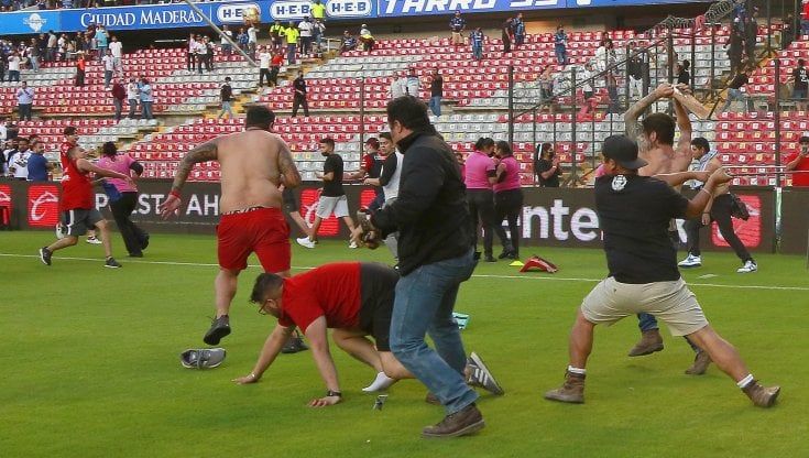 Messico, violenti scontri tra tifosi in Queretaro-Atlas: almeno 22 feriti e si temono vittime