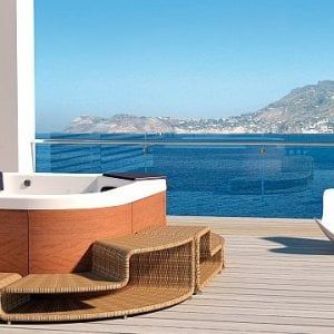 Doccia fredda per Trump: la Jacuzzi sposta un sito dagli Usa all'Italia