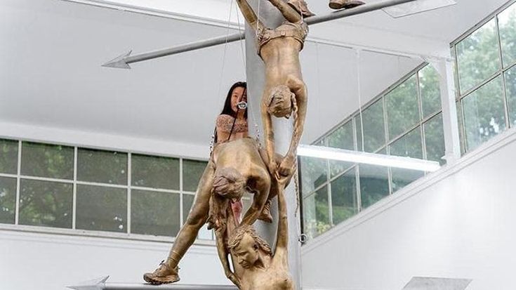 Caro performer quanto mi costi. La Biennale e il rebus dell’arte dal vivo