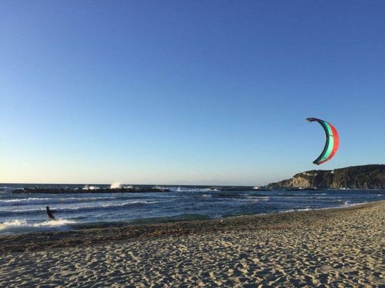 Ischia, evoluzioni in kitesurf tra cielo e mare