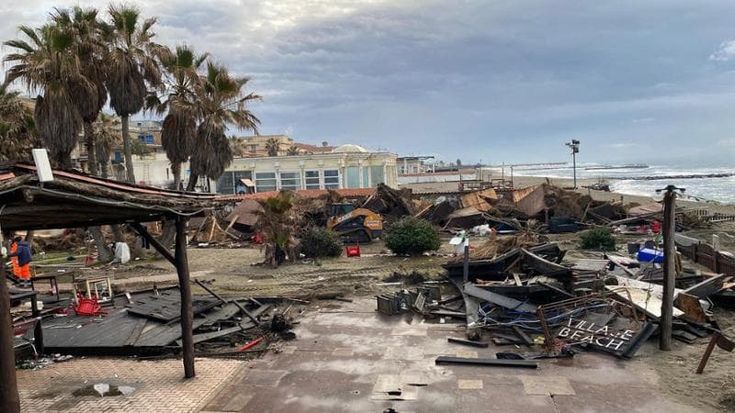 Ostia, blitz al Village: sgomberato e demolito lo stabilimento confiscato al clan Fasciani