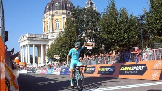 La corsa più antica parla colombiano: Milano-Torino a Lopez. Paura per Malori