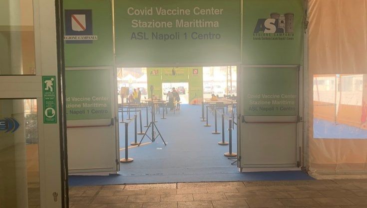 Vaccini, dalle mucche alla marijuana, dalle visite al castello di Dracula all'università gratis: cosa non si offrirebbe per un immunizzato in più