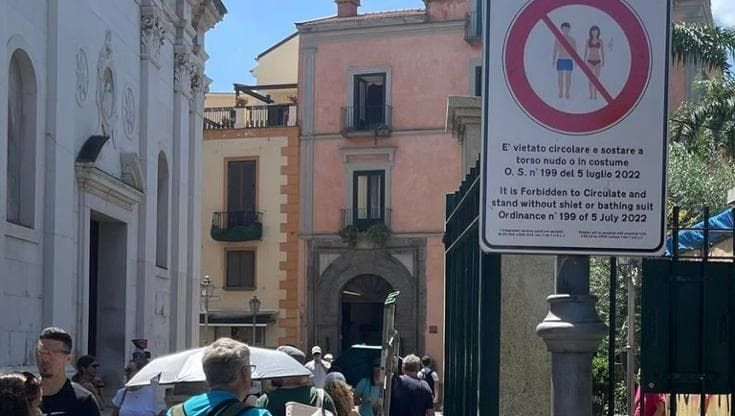 Sorrento, multato americano a torso nudo. Invito agli operatori: “Ditelo ai turisti, qui non si può”