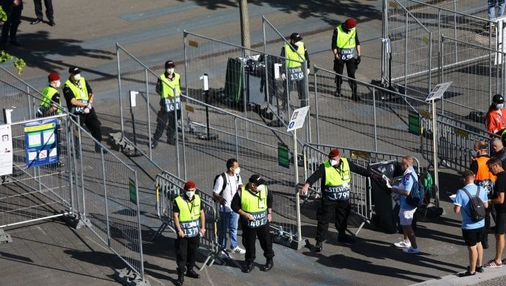 Stadi italiani al paradosso: torna il pubblico, mancano gli steward
