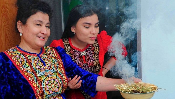 La cura per il Covid secondo il presidente del Turkmenistan: la liquirizia