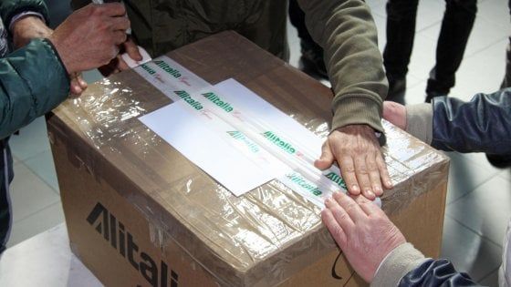 Alitalia, in arrivo il commissario. Governo: esclusa nazionalizzazione. Calenda: "Tra sei mesi vendita o liquidazione"
