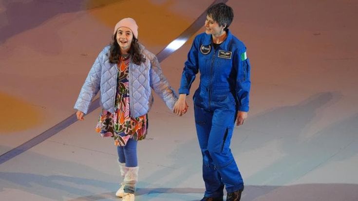 Gaia sul palco con Samantha Cristoforetti: “Che emozione e che belli i cartelli dei miei compagni”