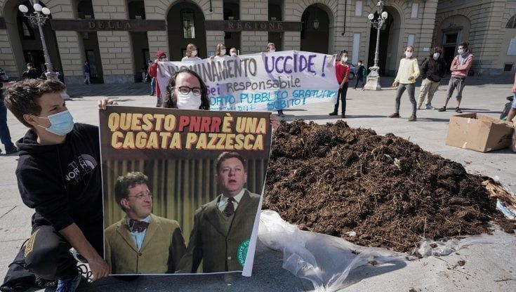 Fridays for future, letame in piazza Castello citando Fantozzi: "Il Recovery plan della Regione è una c... pazzesca"