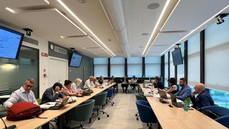 Enti locali, verso la firma per il rinnovo 2025-2027. Aumenti medi di 150 euro, arretrati per 1136