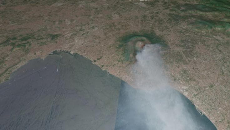 Le immagini dallo spazio dell’incendio sul Vesuvio
