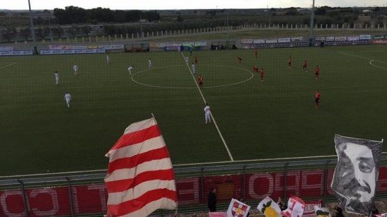 Calcio, il portiere del Barletta picchiato dopo il derby perso. La società aveva ritirato le maglie