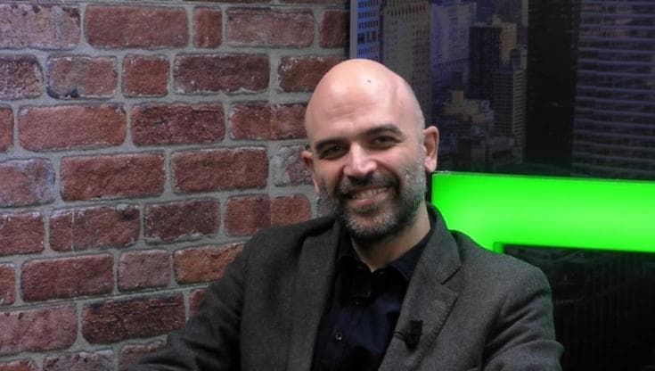 Le armi, la scorta, gli attacchi politici. Saviano si racconta: “La felicità? Fare una passeggiata”