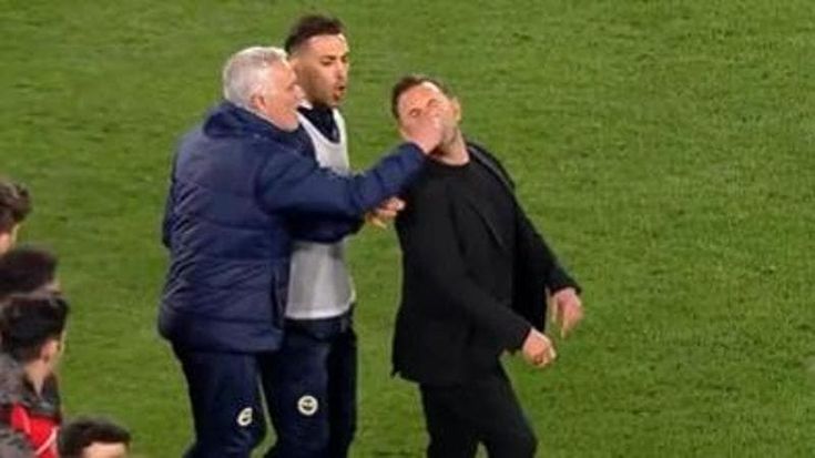 Mourinho dà uno schiaffo al tecnico del Galatasaray Okan Buruk. Tensione a fine partita