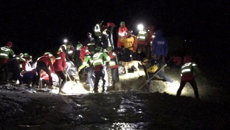 Bloccata nel fango a 2.600 metri su un ghiacciaio della Valtellina: i soccorritori scavano per 8 ore e salvano una turista