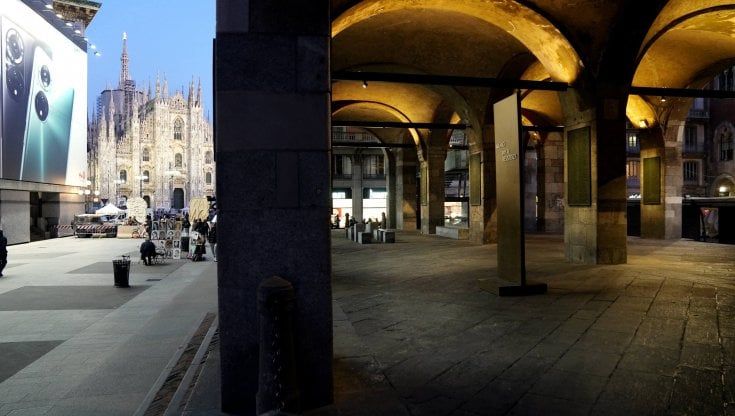 Molesta una ragazza che passeggia in piazza Duomo con il fidanzato: arrestato 17enne a Milano