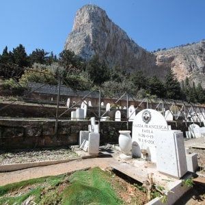 Palermo: rubati calici in oro e argento al cimitero dei Rotoli