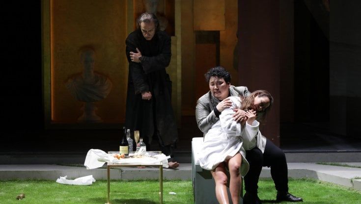 Lirica, contestato il "Rigoletto" di Martone alla Scala: applausi agli interpreti, "buuu" per il regista