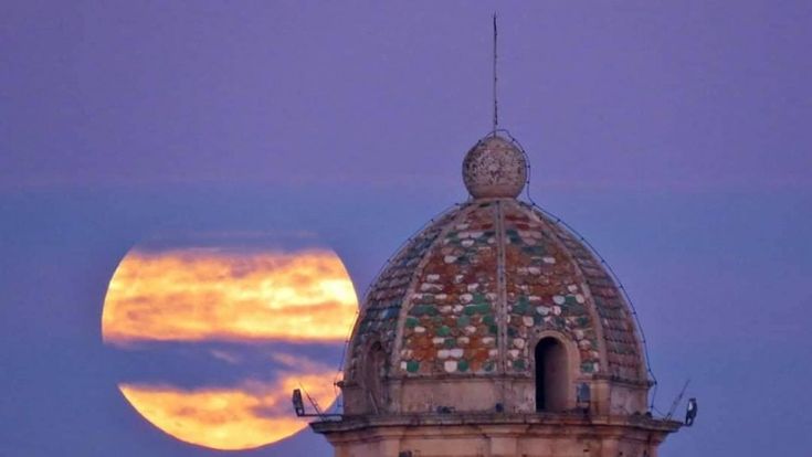 Luna piena in Puglia, il cielo è fiabesco
