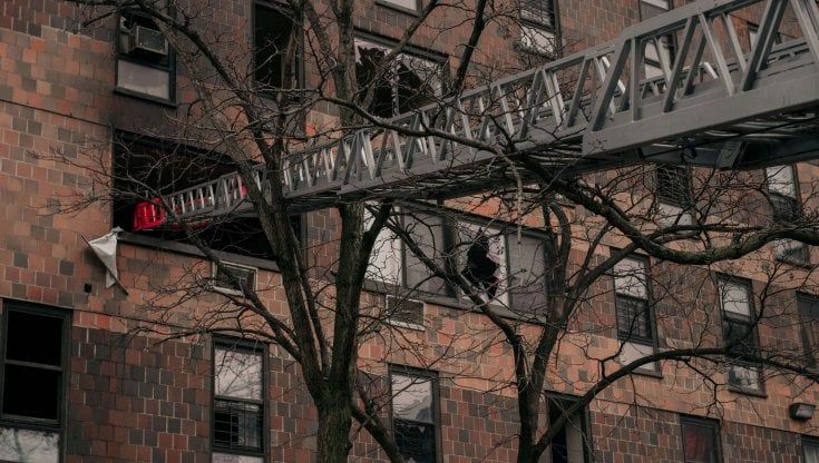 New York, incendio in un condominio del Bronx: 19 morti, tra cui nove bambini
