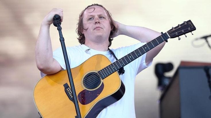 Lewis Capaldi non riesce a cantare ‘Someone you loved’ e il pubblico lo aiuta
