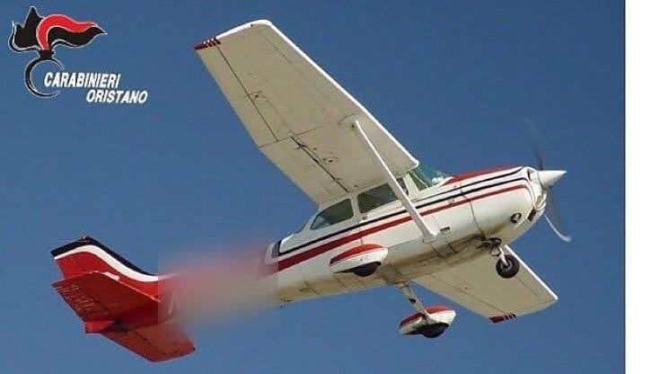 Oristano, cade dal cielo sul tetto di una casa un borsone pieno di droga 